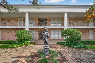 2201 Fountain View Dr, Houston, TX 77057 - Photo 2