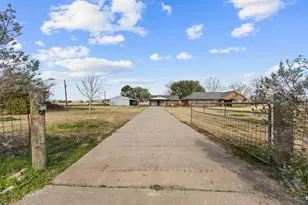 239 County Rd 402, Danbury, TX 77534 - Photo 1