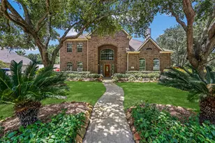 800 W Lake Cir, Friendswood, TX 77546 - Photo 1