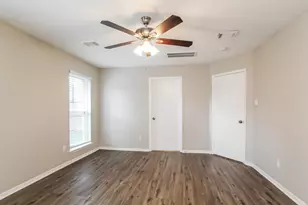 302 Dunford Ct, Highlands, TX 77562 - Photo 10