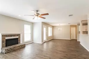 302 Dunford Ct, Highlands, TX 77562 - Photo 4