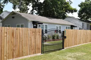 1519 W 12th St, Houston, TX 77008 - Photo 2