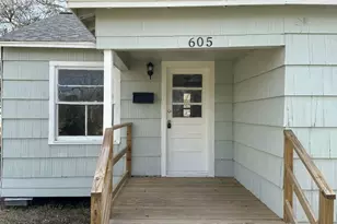 605 Palacios St, El Campo, TX 77437 - Photo 2