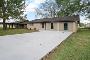 1347 E Palm Dr, Winnie, TX 77665 - Photo 1