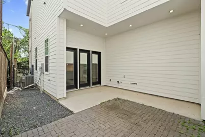 10902 Grove Tree Lane, Houston, TX 77043 - Photo 32