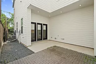 10902 Grove Tree Ln, Houston, TX 77043 - Photo 32