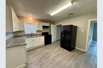 308 Bennett, West Columbia, TX 77486 - Photo 4