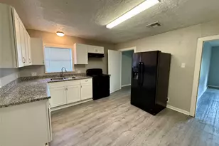 308 Bennett, West Columbia, TX 77486 - Photo 4