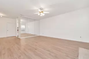 9800 Pagewood Ln, Houston, TX 77042 - Photo 16