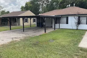 401 Farrer St, Angleton, TX 77515 - Photo 1