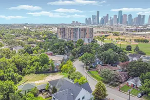 2434 White Oak Dr, Houston, TX 77009 - Photo 2