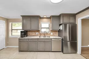 313 Linden Ln, Lake Jackson, TX 77566 - Photo 8