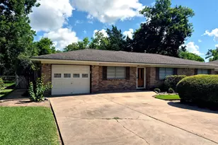 613 Southside Dr, Angleton, TX 77515 - Photo 2