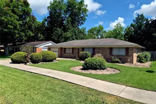 613 Southside Dr, Angleton, TX 77515 - Photo 1