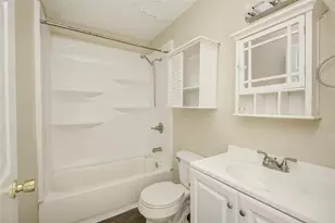 212 Winding Way St, Lake Jackson, TX 77566 - Photo 12