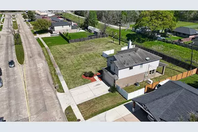 8014 Royalwood Drive, Houston, TX 77049 - Photo 32