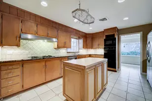 2401 Maconda Ln, Houston, TX 77027 - Photo 8