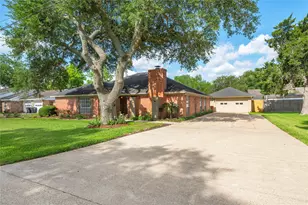 1604 S Hill St, Alvin, TX 77511 - Photo 4