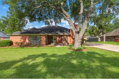 1604 S Hill Street, Alvin, TX 77511 - Photo 2