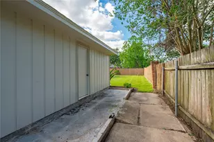 1604 S Hill St, Alvin, TX 77511 - Photo 32