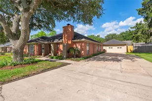 1604 S Hill St, Alvin, TX 77511 - Photo 4
