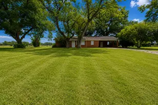 838 South Center St, Buffalo, TX 75831 - Photo 1