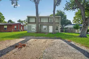 319 S 6th St, La Porte, TX 77571 - Photo 1