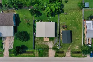 2213 Ellis Dr, Rosharon, TX 77583 - Photo 2