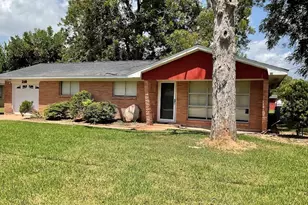 210 Southern Oaks Dr, Lake Jackson, TX 77566 - Photo 1