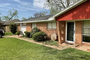 210 Southern Oaks Dr, Lake Jackson, TX 77566 - Photo 2