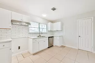 5855 Beldart St, Houston, TX 77033 - Photo 8