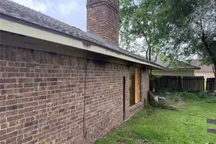 405 Post Oak Dr, Baytown, TX 77520 - Photo 2