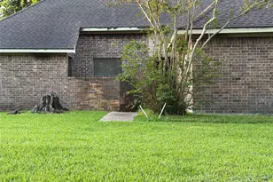 405 Post Oak Dr, Baytown, TX 77520 - Photo 4