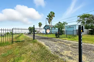 7215 Beau Rue St, Hitchcock, TX 77563 - Photo 2