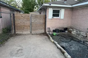 6811 St Augustine St, Houston, TX 77021 - Photo 18