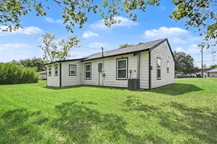 318 N Columbia St, Angleton, TX 77515 - Photo 2