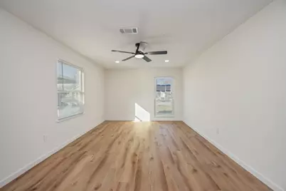 5942 Ridgeway Drive, Houston, TX 77033 - Photo 4