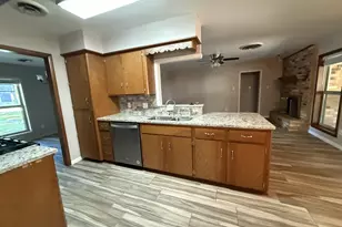 1418 NE 7th St, Smithville, TX 78957 - Photo 6
