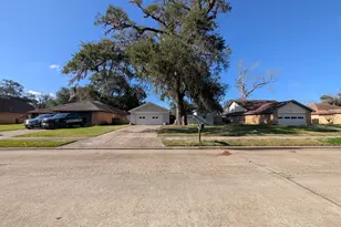 133 Spanish Moss Ln, Lake Jackson, TX 77566 - Photo 4