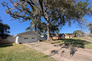 133 Spanish Moss Ln, Lake Jackson, TX 77566 - Photo 2