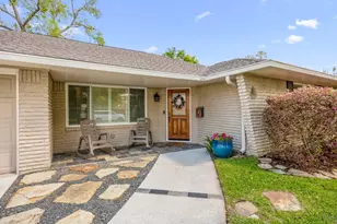 6546 Lindyann Ln, Houston, TX 77008 - Photo 2