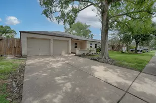 711 Voyager Dr, Houston, TX 77062 - Photo 2