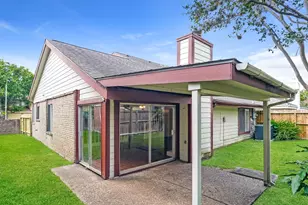 10654 Chapel Hill Dr, Houston, TX 77099 - Photo 18