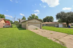 249 Austin St, Angleton, TX 77515 - Photo 2
