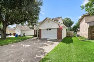 845 Clubside Dr, East Bernard, TX 77435 - Photo 2