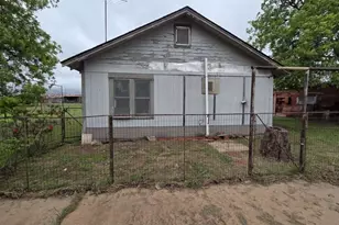 204 E Bryan Ave, Electra, TX 76360 - Photo 2