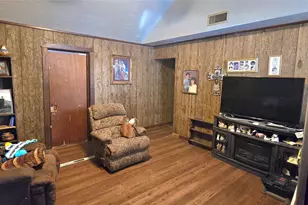 807 N Manse Ave, Giddings, TX 78942 - Photo 6