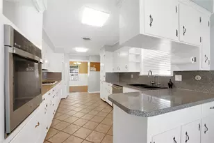 2202 Palomar St, Baytown, TX 77520 - Photo 4