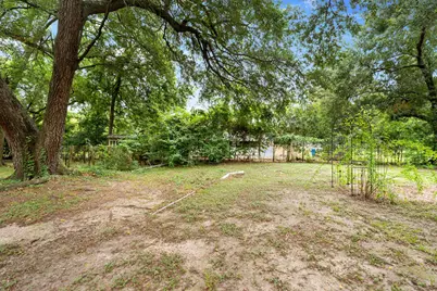 210 N 10th Street, Highlands, TX 77562 - Photo 22