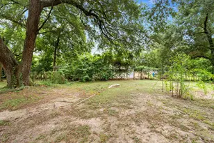 210 N 10th St, Highlands, TX 77562 - Photo 22